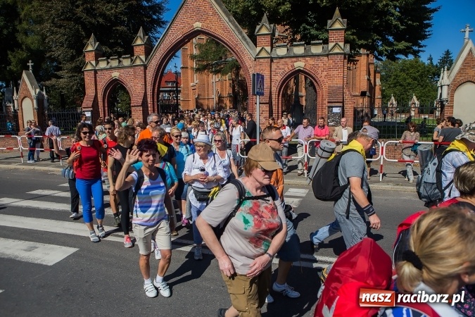 Zdjęcie w galerii na portalu naszraciborz.pl: Raciborska pielgrzymka na Jasną Górę. FOTOREPORTAŻ wiadomości z regionu