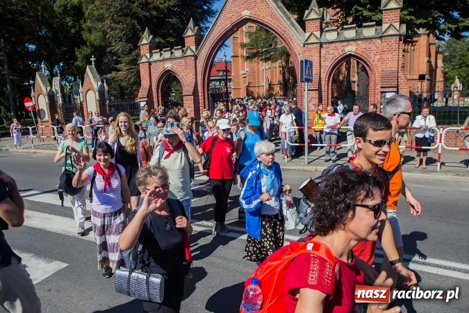 Zdjęcie w galerii na portalu naszraciborz.pl: Raciborska pielgrzymka na Jasną Górę. FOTOREPORTAŻ wiadomości z regionu