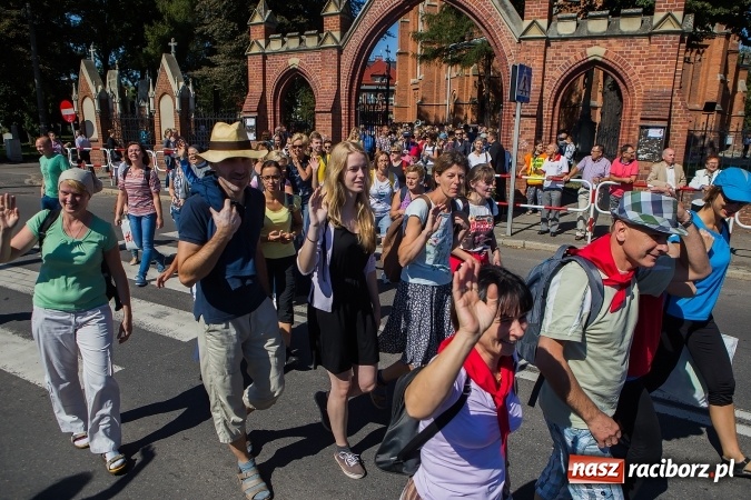 Zdjęcie w galerii na portalu naszraciborz.pl: Raciborska pielgrzymka na Jasną Górę. FOTOREPORTAŻ wiadomości z regionu