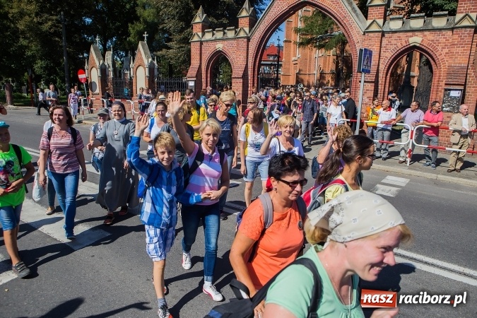 Zdjęcie w galerii na portalu naszraciborz.pl: Raciborska pielgrzymka na Jasną Górę. FOTOREPORTAŻ wiadomości z regionu