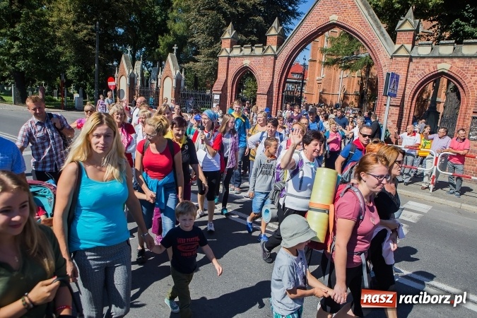 Zdjęcie w galerii na portalu naszraciborz.pl: Raciborska pielgrzymka na Jasną Górę. FOTOREPORTAŻ wiadomości z regionu