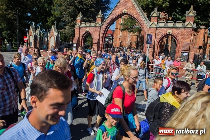 Zdjęcie w galerii na portalu naszraciborz.pl: Raciborska pielgrzymka na Jasną Górę. FOTOREPORTAŻ wiadomości z regionu