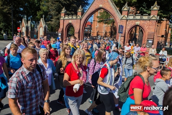 Zdjęcie w galerii na portalu naszraciborz.pl: Raciborska pielgrzymka na Jasną Górę. FOTOREPORTAŻ wiadomości z regionu