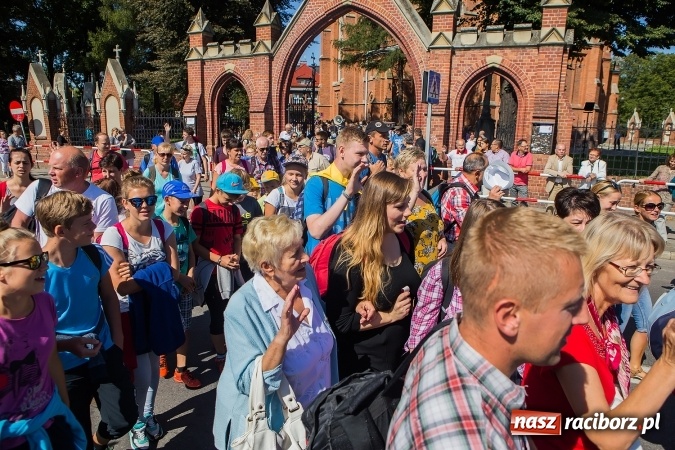 Zdjęcie w galerii na portalu naszraciborz.pl: Raciborska pielgrzymka na Jasną Górę. FOTOREPORTAŻ wiadomości z regionu