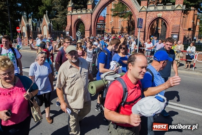 Zdjęcie w galerii na portalu naszraciborz.pl: Raciborska pielgrzymka na Jasną Górę. FOTOREPORTAŻ wiadomości z regionu