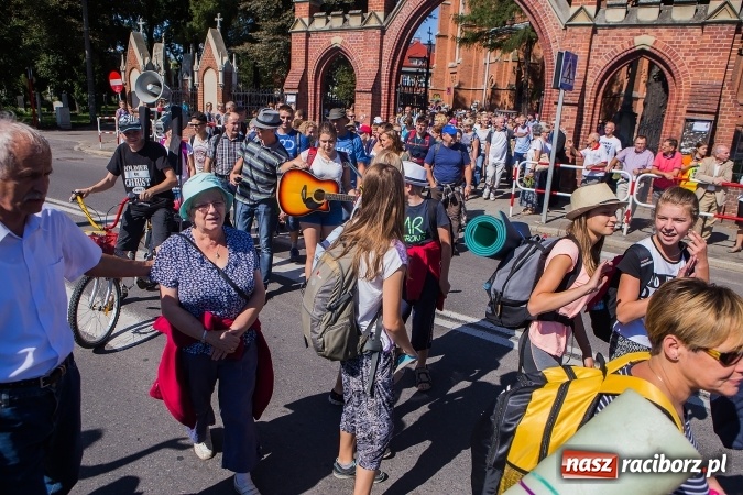 Zdjęcie w galerii na portalu naszraciborz.pl: Raciborska pielgrzymka na Jasną Górę. FOTOREPORTAŻ wiadomości z regionu