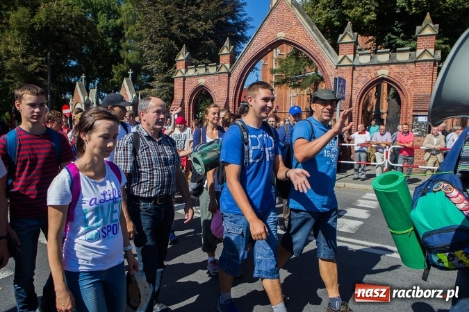 Zdjęcie w galerii na portalu naszraciborz.pl: Raciborska pielgrzymka na Jasną Górę. FOTOREPORTAŻ wiadomości z regionu