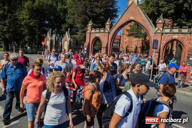 Zdjęcie w galerii na portalu naszraciborz.pl: Raciborska pielgrzymka na Jasną Górę. FOTOREPORTAŻ wiadomości z regionu