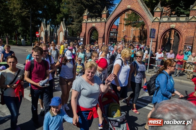 Zdjęcie w galerii na portalu naszraciborz.pl: Raciborska pielgrzymka na Jasną Górę. FOTOREPORTAŻ wiadomości z regionu