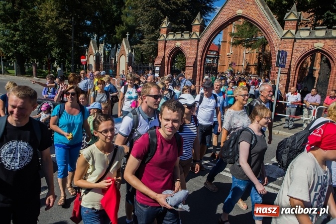 Zdjęcie w galerii na portalu naszraciborz.pl: Raciborska pielgrzymka na Jasną Górę. FOTOREPORTAŻ wiadomości z regionu