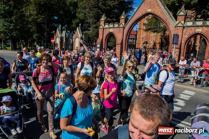 Zdjęcie w galerii na portalu naszraciborz.pl: Raciborska pielgrzymka na Jasną Górę. FOTOREPORTAŻ wiadomości z regionu