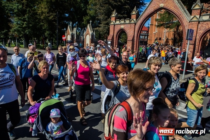 Zdjęcie w galerii na portalu naszraciborz.pl: Raciborska pielgrzymka na Jasną Górę. FOTOREPORTAŻ wiadomości z regionu