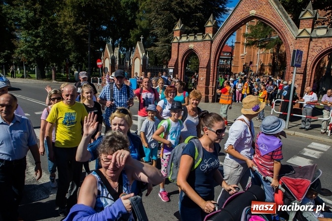 Zdjęcie w galerii na portalu naszraciborz.pl: Raciborska pielgrzymka na Jasną Górę. FOTOREPORTAŻ wiadomości z regionu