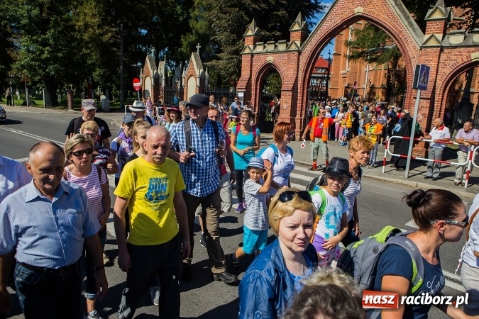 Zdjęcie w galerii na portalu naszraciborz.pl: Raciborska pielgrzymka na Jasną Górę. FOTOREPORTAŻ wiadomości z regionu
