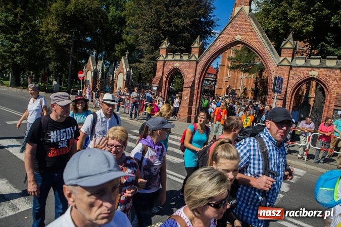 Zdjęcie w galerii na portalu naszraciborz.pl: Raciborska pielgrzymka na Jasną Górę. FOTOREPORTAŻ wiadomości z regionu