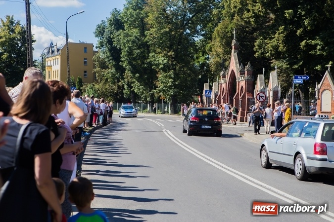 Zdjęcie w galerii na portalu naszraciborz.pl: Raciborska pielgrzymka na Jasną Górę. FOTOREPORTAŻ wiadomości z regionu