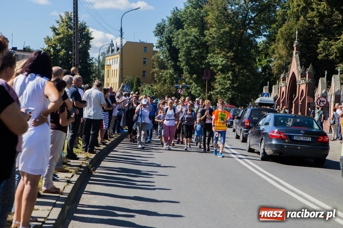 Zdjęcie w galerii na portalu naszraciborz.pl: Raciborska pielgrzymka na Jasną Górę. FOTOREPORTAŻ wiadomości z regionu