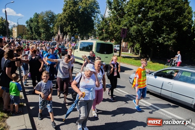 Zdjęcie w galerii na portalu naszraciborz.pl: Raciborska pielgrzymka na Jasną Górę. FOTOREPORTAŻ wiadomości z regionu