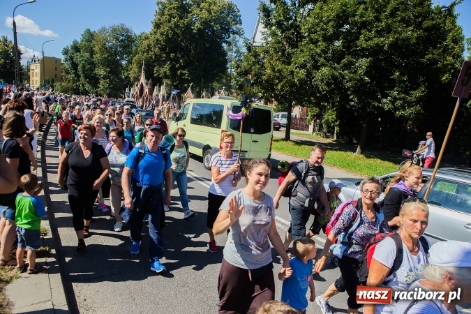 Zdjęcie w galerii na portalu naszraciborz.pl: Raciborska pielgrzymka na Jasną Górę. FOTOREPORTAŻ wiadomości z regionu