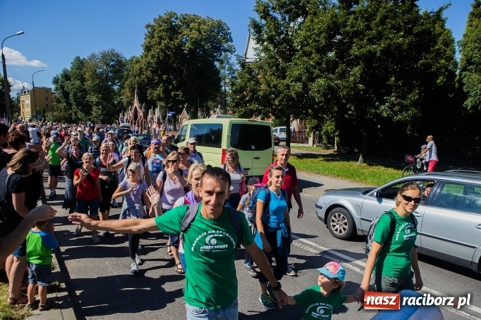 Zdjęcie w galerii na portalu naszraciborz.pl: Raciborska pielgrzymka na Jasną Górę. FOTOREPORTAŻ wiadomości z regionu