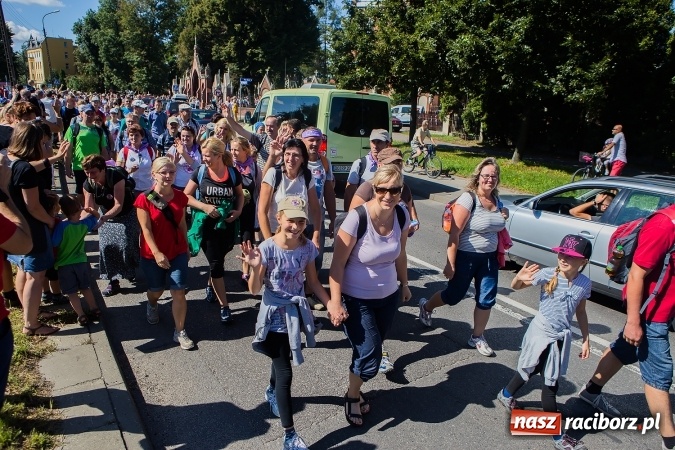 Zdjęcie w galerii na portalu naszraciborz.pl: Raciborska pielgrzymka na Jasną Górę. FOTOREPORTAŻ wiadomości z regionu