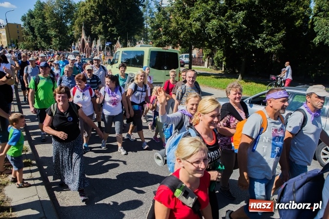 Zdjęcie w galerii na portalu naszraciborz.pl: Raciborska pielgrzymka na Jasną Górę. FOTOREPORTAŻ wiadomości z regionu