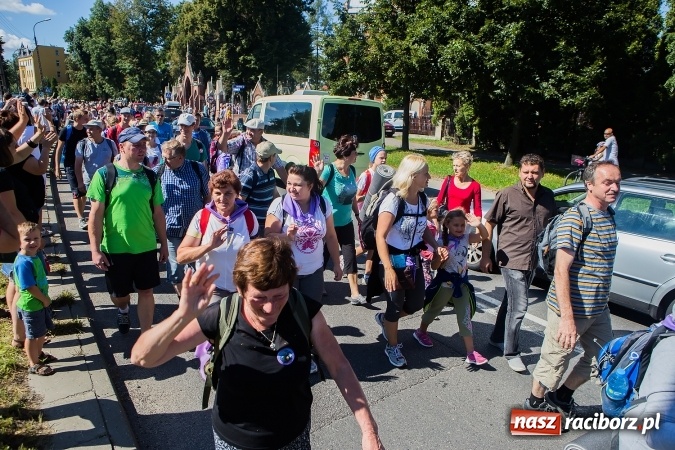 Zdjęcie w galerii na portalu naszraciborz.pl: Raciborska pielgrzymka na Jasną Górę. FOTOREPORTAŻ wiadomości z regionu