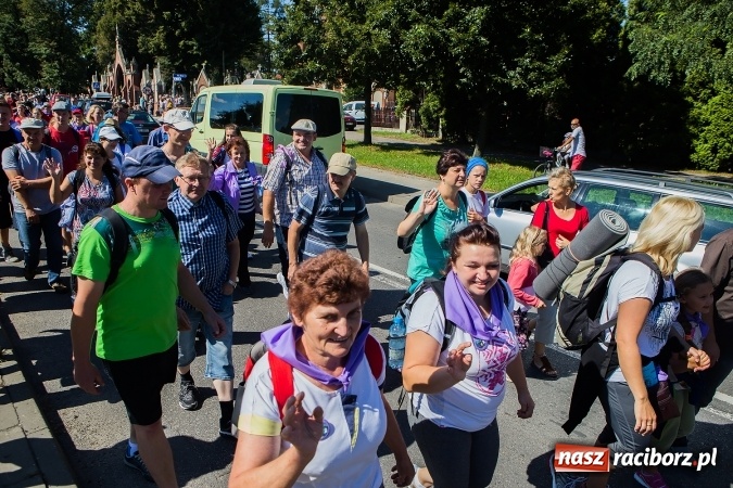 Zdjęcie w galerii na portalu naszraciborz.pl: Raciborska pielgrzymka na Jasną Górę. FOTOREPORTAŻ wiadomości z regionu