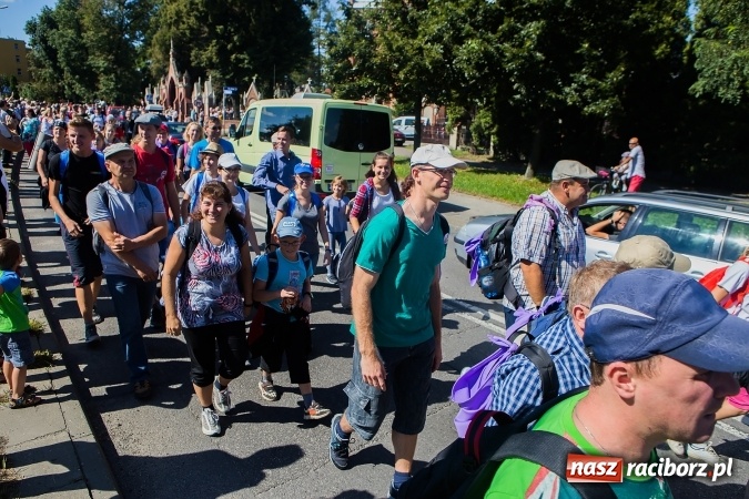 Zdjęcie w galerii na portalu naszraciborz.pl: Raciborska pielgrzymka na Jasną Górę. FOTOREPORTAŻ wiadomości z regionu
