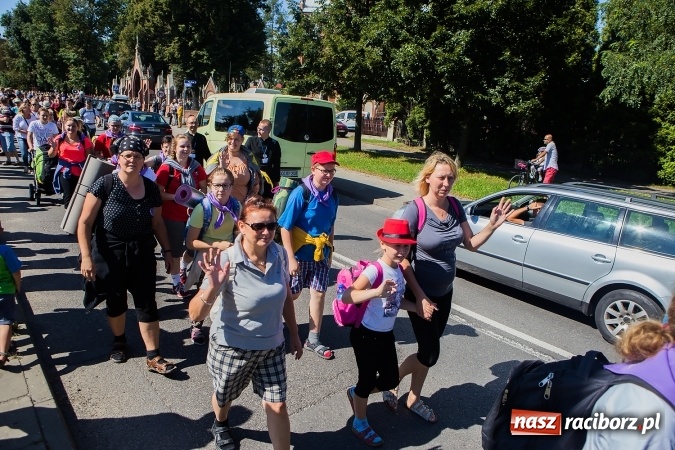 Zdjęcie w galerii na portalu naszraciborz.pl: Raciborska pielgrzymka na Jasną Górę. FOTOREPORTAŻ wiadomości z regionu