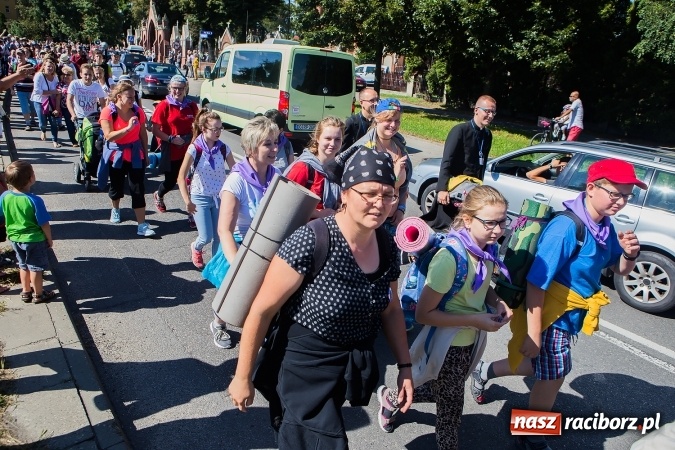 Zdjęcie w galerii na portalu naszraciborz.pl: Raciborska pielgrzymka na Jasną Górę. FOTOREPORTAŻ wiadomości z regionu