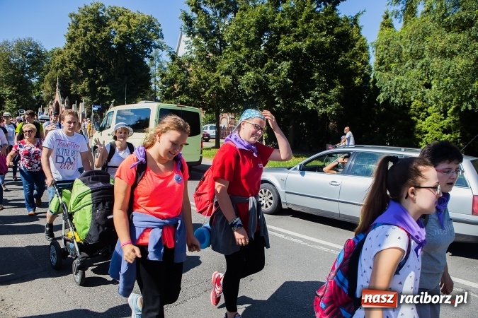 Zdjęcie w galerii na portalu naszraciborz.pl: Raciborska pielgrzymka na Jasną Górę. FOTOREPORTAŻ wiadomości z regionu