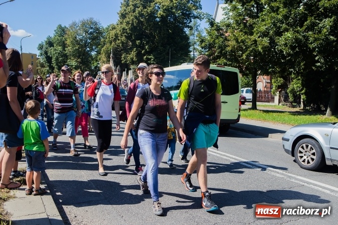 Zdjęcie w galerii na portalu naszraciborz.pl: Raciborska pielgrzymka na Jasną Górę. FOTOREPORTAŻ wiadomości z regionu