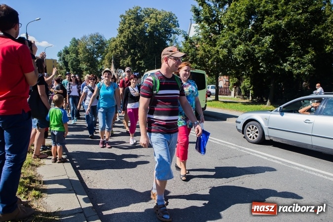 Zdjęcie w galerii na portalu naszraciborz.pl: Raciborska pielgrzymka na Jasną Górę. FOTOREPORTAŻ wiadomości z regionu