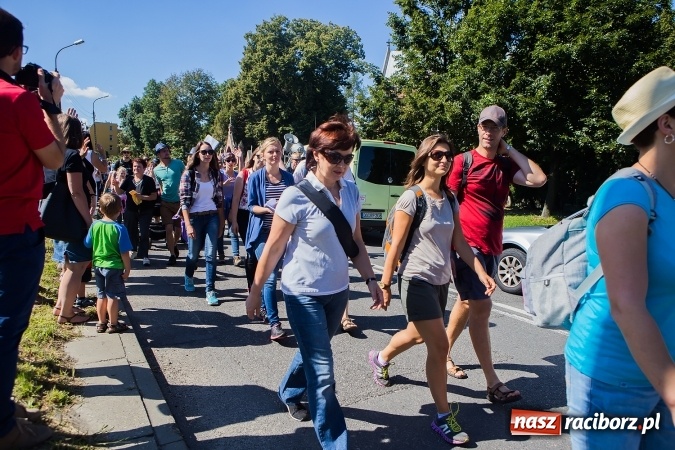 Zdjęcie w galerii na portalu naszraciborz.pl: Raciborska pielgrzymka na Jasną Górę. FOTOREPORTAŻ wiadomości z regionu