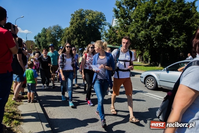 Zdjęcie w galerii na portalu naszraciborz.pl: Raciborska pielgrzymka na Jasną Górę. FOTOREPORTAŻ wiadomości z regionu