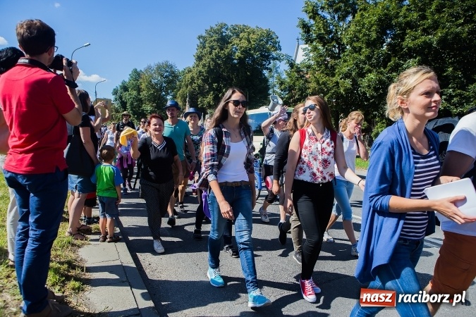 Zdjęcie w galerii na portalu naszraciborz.pl: Raciborska pielgrzymka na Jasną Górę. FOTOREPORTAŻ wiadomości z regionu