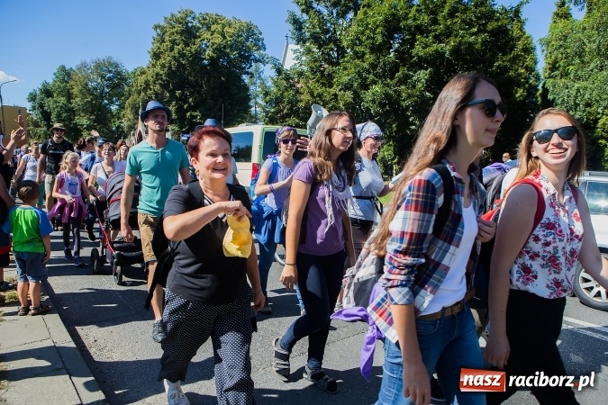 Zdjęcie w galerii na portalu naszraciborz.pl: Raciborska pielgrzymka na Jasną Górę. FOTOREPORTAŻ wiadomości z regionu