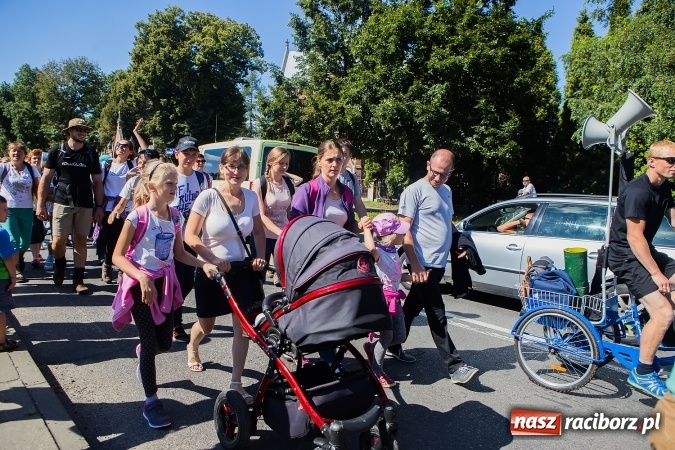 Zdjęcie w galerii na portalu naszraciborz.pl: Raciborska pielgrzymka na Jasną Górę. FOTOREPORTAŻ wiadomości z regionu