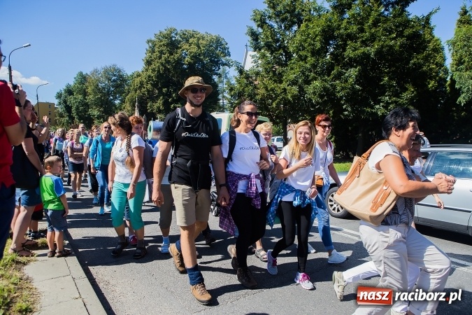 Zdjęcie w galerii na portalu naszraciborz.pl: Raciborska pielgrzymka na Jasną Górę. FOTOREPORTAŻ wiadomości z regionu