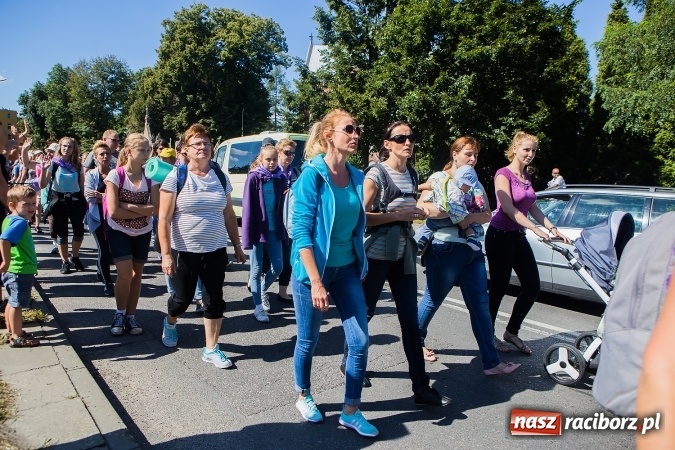 Zdjęcie w galerii na portalu naszraciborz.pl: Raciborska pielgrzymka na Jasną Górę. FOTOREPORTAŻ wiadomości z regionu