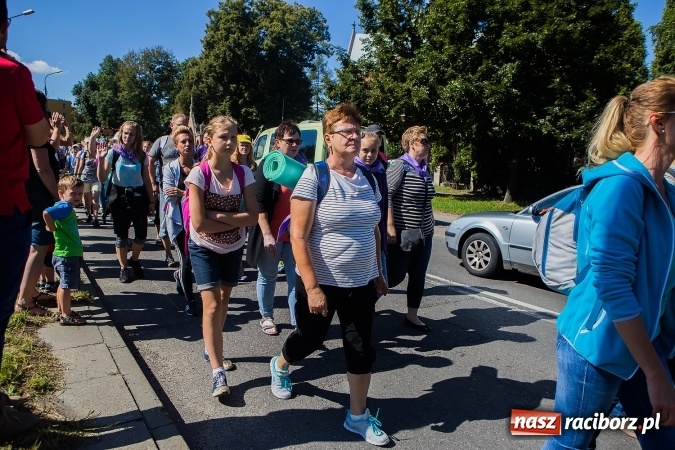Zdjęcie w galerii na portalu naszraciborz.pl: Raciborska pielgrzymka na Jasną Górę. FOTOREPORTAŻ wiadomości z regionu