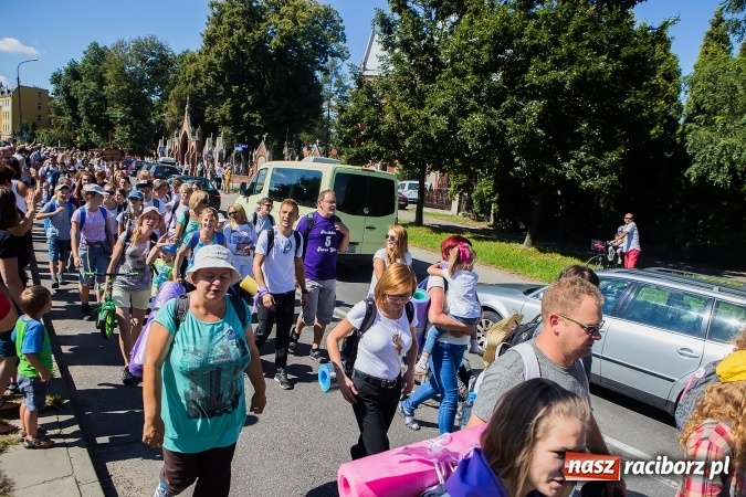 Zdjęcie w galerii na portalu naszraciborz.pl: Raciborska pielgrzymka na Jasną Górę. FOTOREPORTAŻ wiadomości z regionu