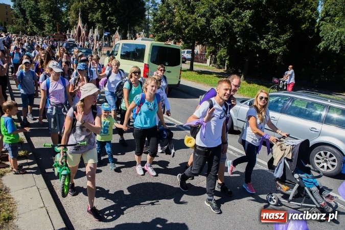 Zdjęcie w galerii na portalu naszraciborz.pl: Raciborska pielgrzymka na Jasną Górę. FOTOREPORTAŻ wiadomości z regionu