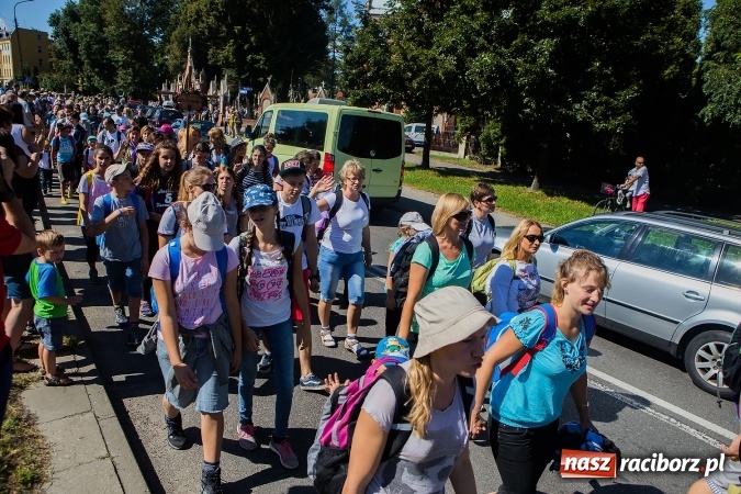 Zdjęcie w galerii na portalu naszraciborz.pl: Raciborska pielgrzymka na Jasną Górę. FOTOREPORTAŻ wiadomości z regionu