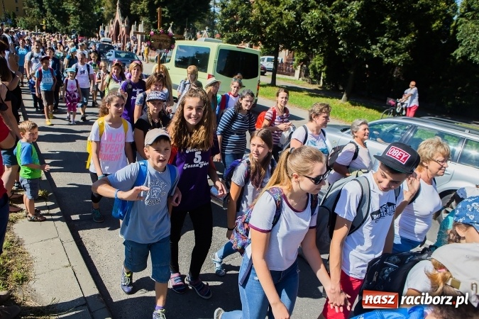 Zdjęcie w galerii na portalu naszraciborz.pl: Raciborska pielgrzymka na Jasną Górę. FOTOREPORTAŻ wiadomości z regionu