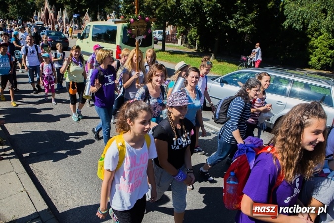Zdjęcie w galerii na portalu naszraciborz.pl: Raciborska pielgrzymka na Jasną Górę. FOTOREPORTAŻ wiadomości z regionu