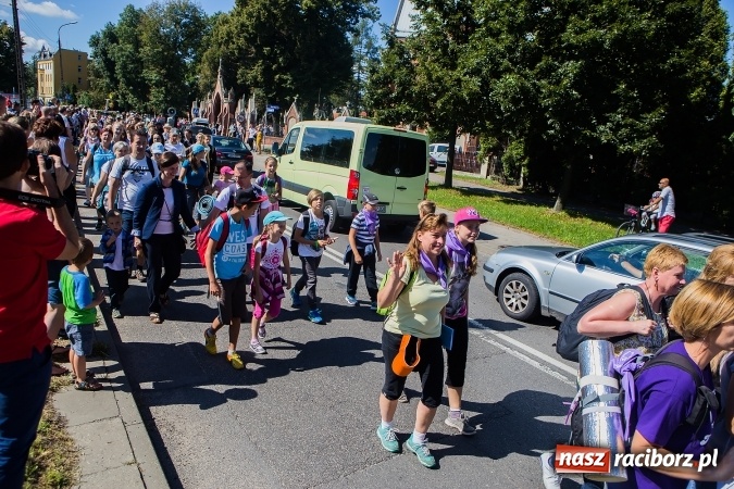 Zdjęcie w galerii na portalu naszraciborz.pl: Raciborska pielgrzymka na Jasną Górę. FOTOREPORTAŻ wiadomości z regionu