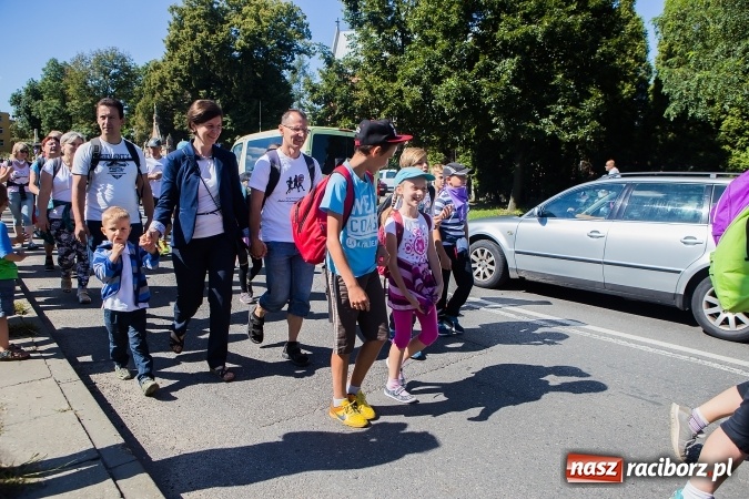 Zdjęcie w galerii na portalu naszraciborz.pl: Raciborska pielgrzymka na Jasną Górę. FOTOREPORTAŻ wiadomości z regionu