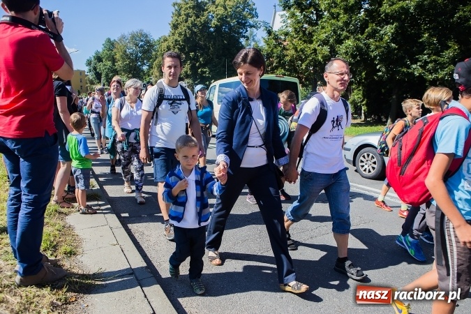 Zdjęcie w galerii na portalu naszraciborz.pl: Raciborska pielgrzymka na Jasną Górę. FOTOREPORTAŻ wiadomości z regionu